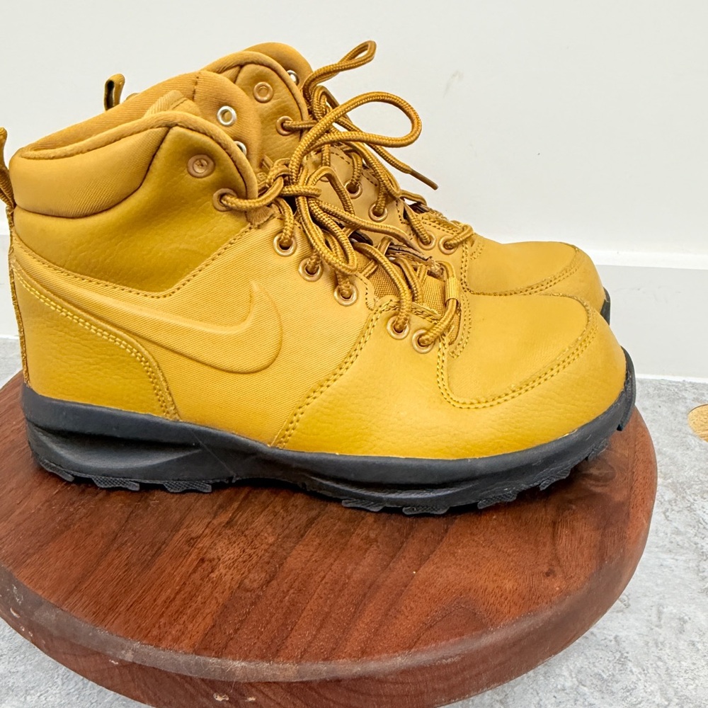 Nike Manoa LTR Boots Wheat Black Y5.5 or Size38  ( Womens‎ 7-7.5)